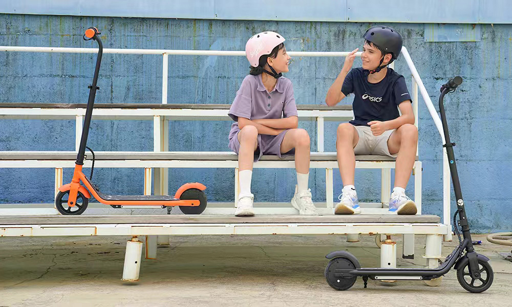 K2 Pro Electric Scooter for Kids, 150W Motor, 18V 2.6Ah Battery, Max Speed ​​15km/h, Hand and Foot Brakes, Magnetic Charging, LED Display - Black