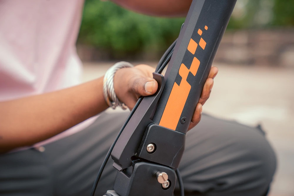 Kukirin G2 Ενημερωμένο 2025 Πτυσσόμενο ηλεκτρικό σκούτερ, κινητήρας 800 W, μπαταρία 48 V 15 Ah, ελαστικό 10 ιντσών, μέγιστη ταχύτητα 45 km/h, αυτονομία 55 km, οθόνη αφής, δισκόφρενο, σύστημα 7 φώτων - Μαύρο