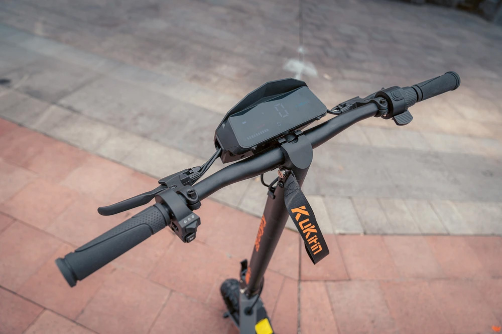 Kukirin G2 Ενημερωμένο 2025 Πτυσσόμενο ηλεκτρικό σκούτερ, κινητήρας 800 W, μπαταρία 48 V 15 Ah, ελαστικό 10 ιντσών, μέγιστη ταχύτητα 45 km/h, αυτονομία 55 km, οθόνη αφής, δισκόφρενο, σύστημα 7 φώτων - Μαύρο