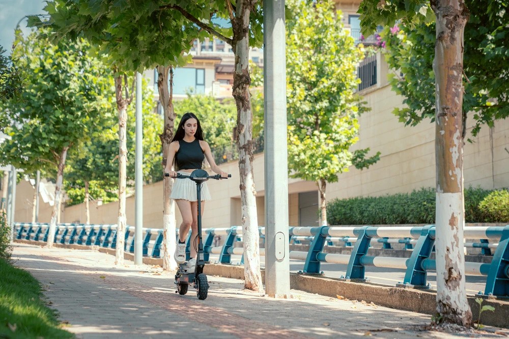 Kukirin G2 Ενημερωμένο 2025 Πτυσσόμενο ηλεκτρικό σκούτερ, κινητήρας 800 W, μπαταρία 48 V 15 Ah, ελαστικό 10 ιντσών, μέγιστη ταχύτητα 45 km/h, αυτονομία 55 km, οθόνη αφής, δισκόφρενο, σύστημα 7 φώτων - Μαύρο