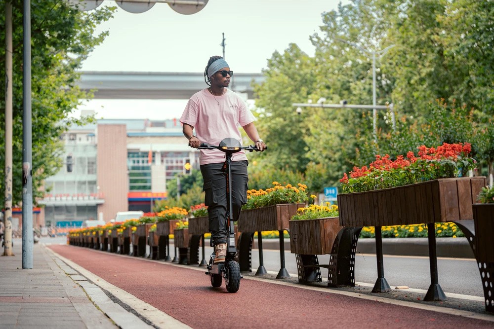 Kukirin G2 Ενημερωμένο 2025 Πτυσσόμενο ηλεκτρικό σκούτερ, κινητήρας 800 W, μπαταρία 48 V 15 Ah, ελαστικό 10 ιντσών, μέγιστη ταχύτητα 45 km/h, αυτονομία 55 km, οθόνη αφής, δισκόφρενο, σύστημα 7 φώτων - Μαύρο